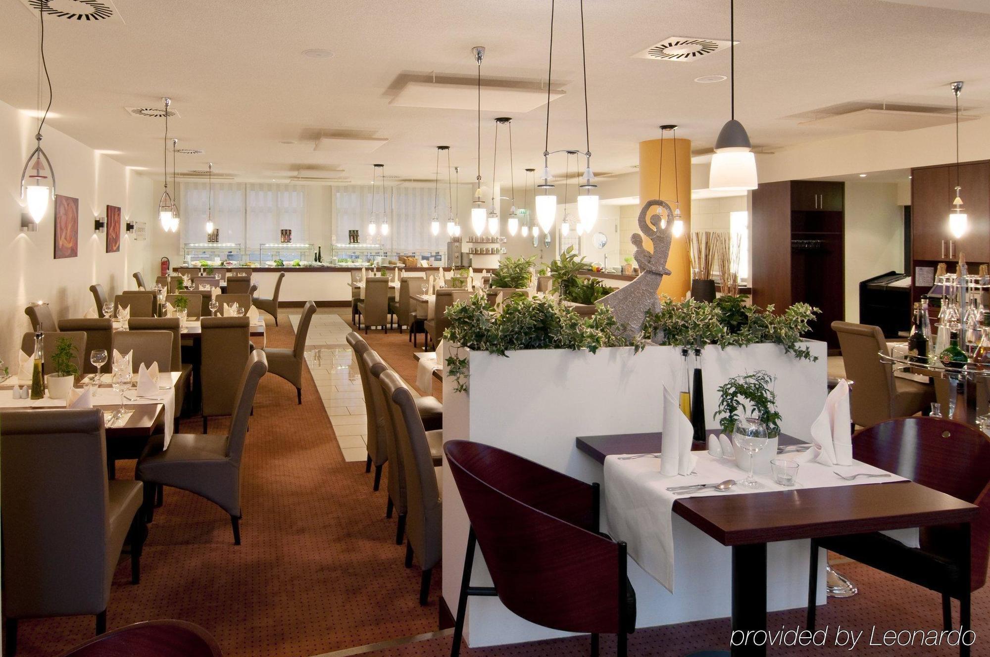 Courtyard By Marriott Dresden Hotel Restaurant photo